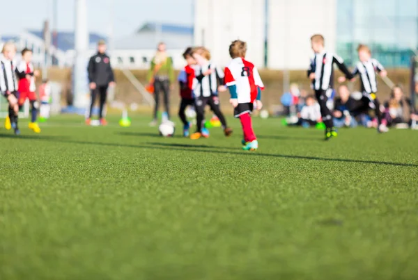 Oskärpa av pojkar som spelar fotboll — Stockfoto