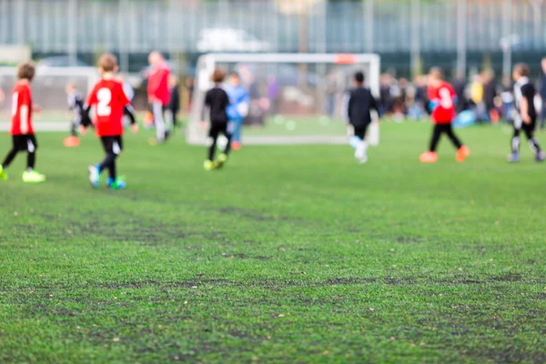 Verschwommene junge Kinder beim Fußballspielen — Stockfoto