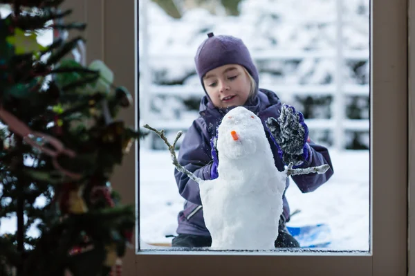 Девушка и снеговик Стоковое Изображение