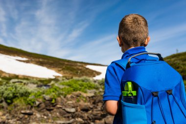 Çocuk açık havada doğa içinde
