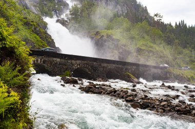 Norveç'te Latefossen şelaleler