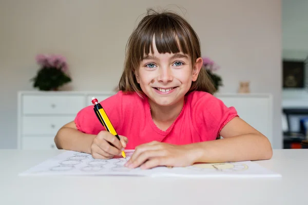 Meisje klaar om haar huiswerk te doen — Stockfoto