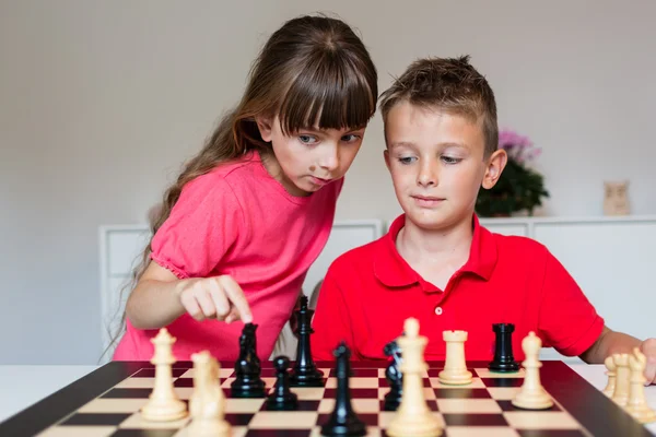 Children playing chess — Stock Photo, Image