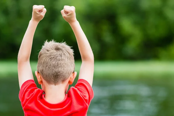 Bambino che celebra il successo o la vittoria — Foto Stock