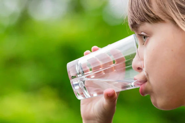 Child drinking glass of fresh water — Stock Photo, Image