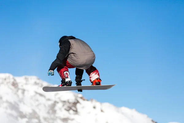 Snowboarder saut dans le snowpark — Photo