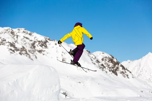 Salto dello sciatore nello snowpark — Foto Stock