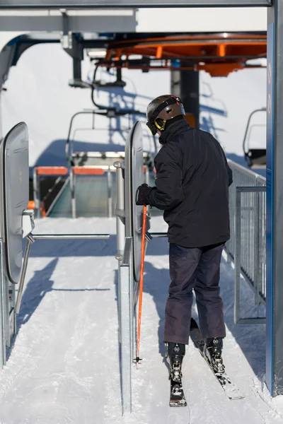 Skier at lift station — Stock Photo, Image