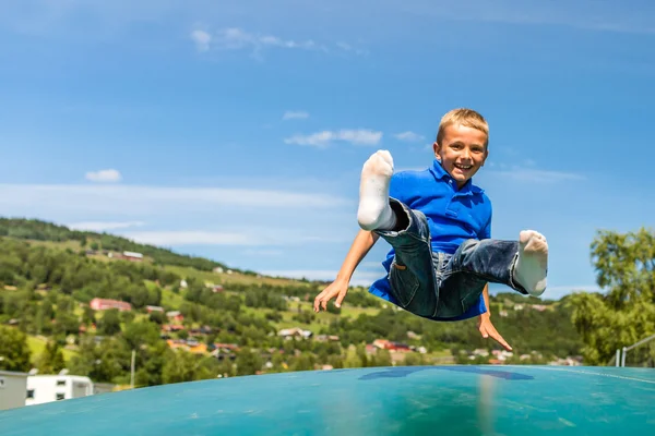 Kind springt auf Trampolin — Stockfoto