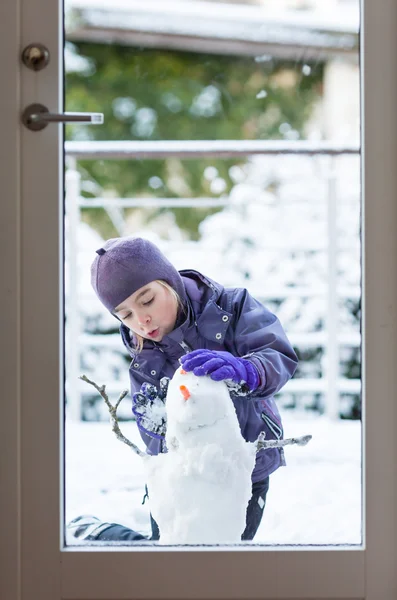 Ragazza e pupazzo di neve — Foto Stock