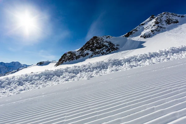 Piste de ski fraîchement damée par une journée ensoleillée — Photo