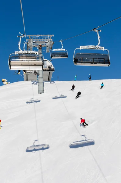 Stoeltjeslift en skiërs — Stockfoto
