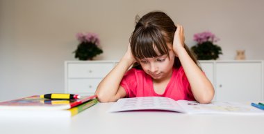 Ödevleri olan hayal kırıklığına uğramış bir kız.