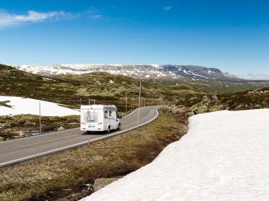 Norveç'te Hardangervidda'da yolda sürüş kamp aracına