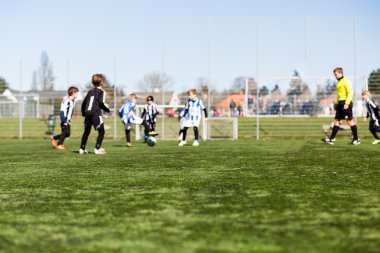futbol oynayan bulanık çocuklar