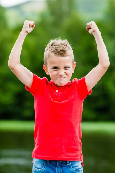 Junge mit hohem Selbstwertgefühl — Stockfoto