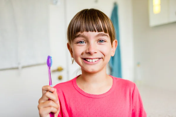 Young girl holding toothbrush — Stock Photo, Image