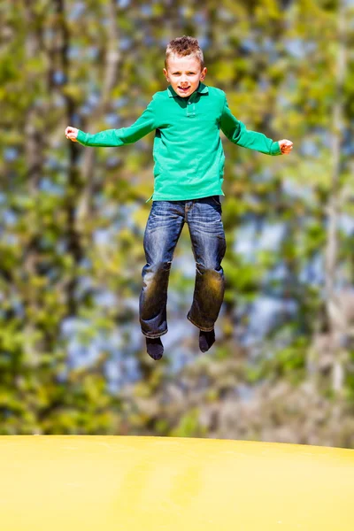 Chłopiec skaczący na trampolinie — Zdjęcie stockowe