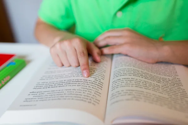 Närbild av personen läser en bok — Stockfoto