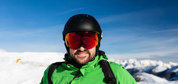 Ευτυχισμένος σκιέρ με μεγάλο σκι υπερμεγέθη γυαλιά — Φωτογραφία Αρχείου