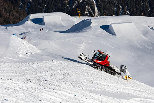 Máquina de pista en el parque de nieve —  Fotos de Stock