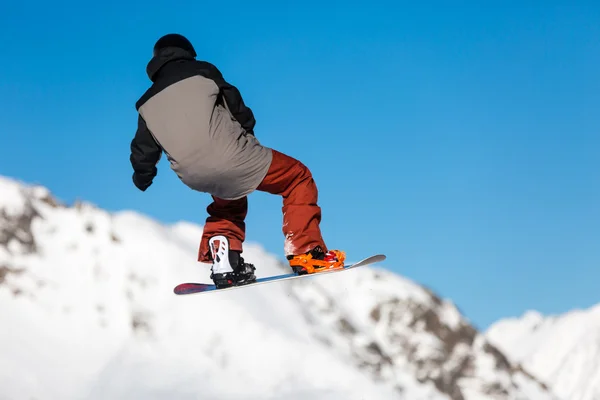 Snowboarder saut dans le snowpark — Photo