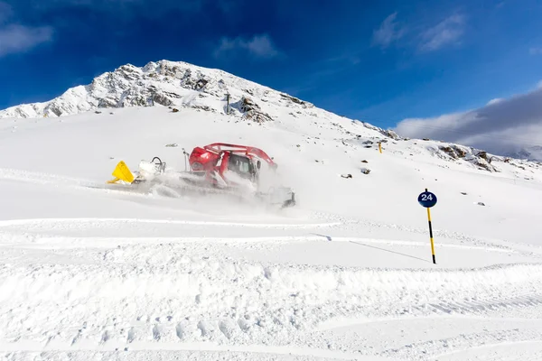 Piste maskin på snö — Stockfoto