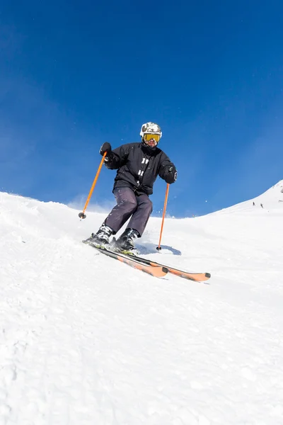 Skiër skiën op skipiste — Stockfoto