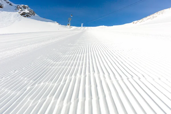 Piste de ski damée à la station de ski — Photo