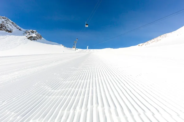 Piste de ski fraîchement damée par une journée ensoleillée — Photo