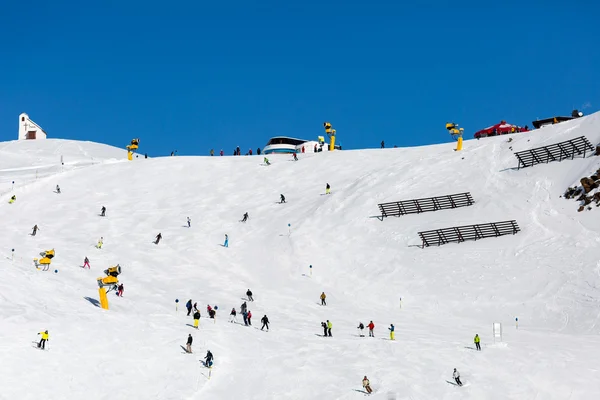 滑雪者在拥挤的滑雪坡上 — 图库照片