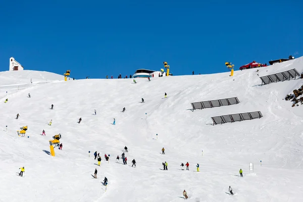 Sciatori su piste affollate — Foto Stock