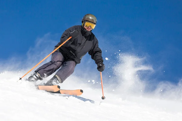 Manliga skidåkare skidåkning på ski resort — Stockfoto