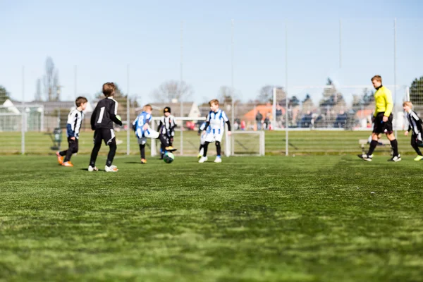 Enfants flous jouant au football — Photo