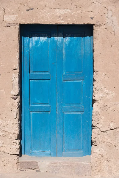 Puerta azul en la pared — Foto de Stock