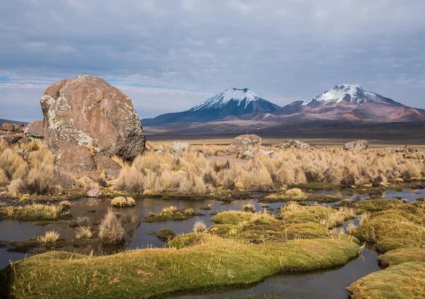 Vulkán a határán — Stock Fotó