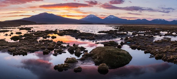 Solnedgång över berg — Stockfoto