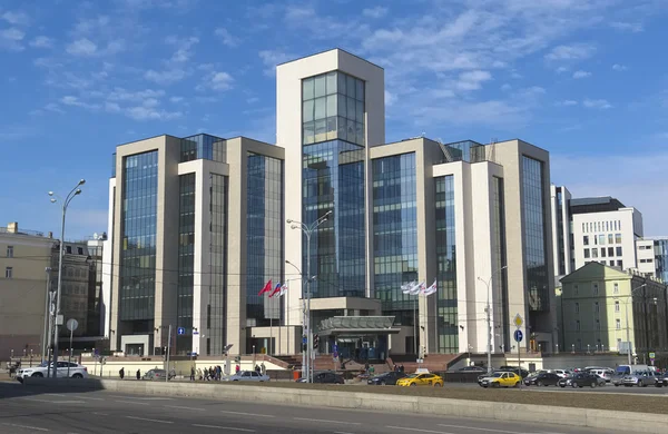 行政大楼的公司"卢克石油公司"，原打算为苏联电子工业部研究所，街斯雷滕斯基布尔瓦尔，11，从大道环景 — 图库照片
