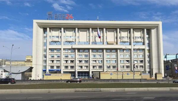 Un edificio de oficinas Bank VTB 24, ex Ministerio de Industria Electrónica de la URSS, Myasnitskaya Street, 35, fue construido en 1936, Vista desde el Boulevard Ring — Foto de Stock