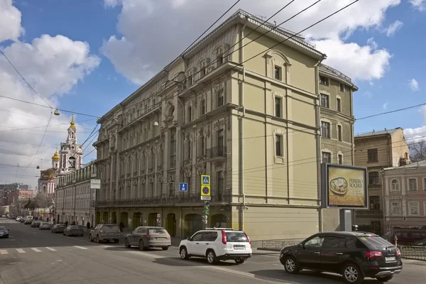 Vista do engenheiro de construção de apartamentos Osip Vilner, Staraya Basmannaya Street, 12, Edifício 1, contra o pano de fundo do Templo do Mártir Nikita, marco — Fotografia de Stock