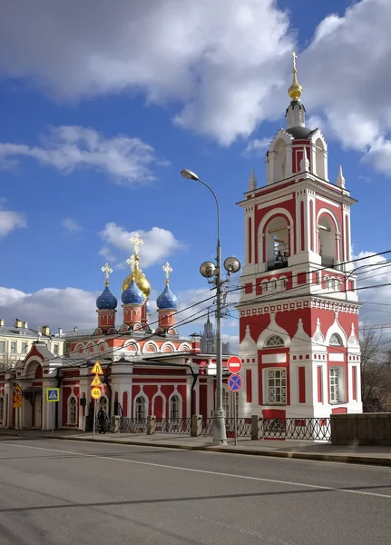 Iglesia de San Jorge el Victorioso (Velo protector de la Virgen) en Pskovskaya Gora, calle Varvarka, d.12, siglo XV, punto de referencia — Foto de Stock