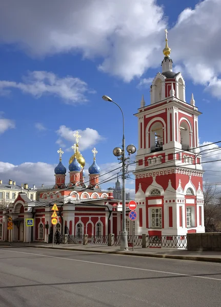 Church of St. George the Victorious (Protecting Veil of the Virgin) on Pskovskaya Gora, Varvarka street, d.12, 15th century, landmark — Stock Photo, Image