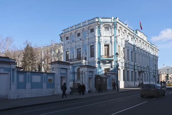 Cityscape, view of the Embassy of the Republic of Belarus, Maroseika street, house 17/6, monument of architecture - Estate of Rumyantsev-Zadunaisky, 18-19 century — Stock Photo, Image