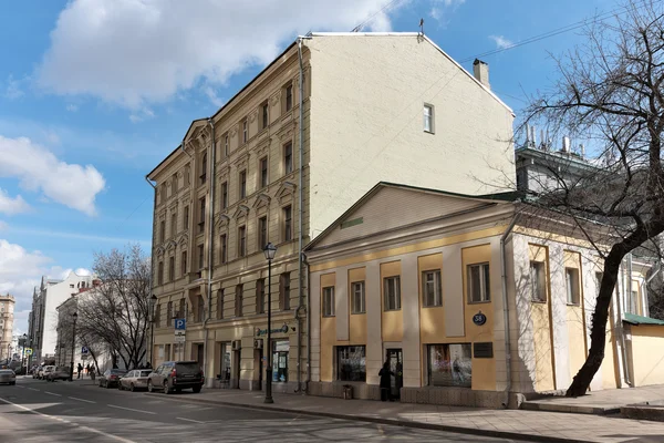 Bytový dům obchodníka Fjodora Konkina (str. 1900), ulice Pokrovka, 40 a lukrativní dvoupodlažní dům, postavený na místě sídla usedlosti Šuvalovem (1914), Pokrovka, 38, budova 1 — Stock fotografie