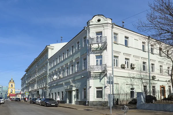 Uitzicht op het gebouw van het Institute of Oriental Studies van de Russische Academie van Wetenschappen, straat Rozhdestvenka, 12, een voormalig appartementencomplex A.N. Pribylova, 18e eeuw, herbouwd in de late 19e eeuw — Stockfoto