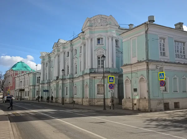 Mansão Apraksin-Trubetskoy (Palácio Apraksinskaya, "Casa-dresser") construído no estilo barroco elizabetano em 1766, a rua Pokrovka, 22 — Fotografia de Stock