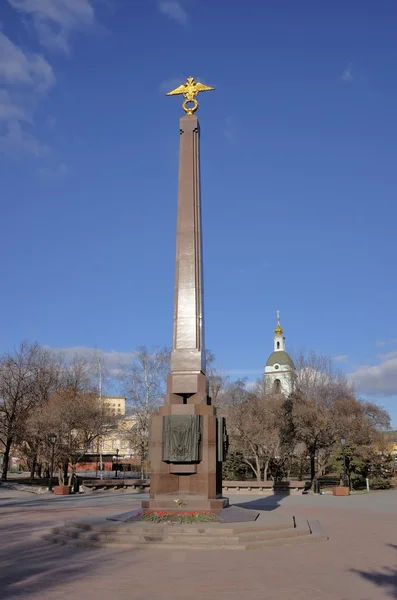 Monumento Guardia Fronteriza de la Patria en la plaza Yauzskaya, punto de referencia, en el campanario de fondo Trinidad en Serebryaniki — Foto de Stock