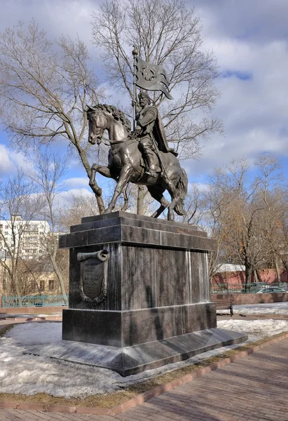 Monumento al Santo Principe Dimitry Donskoy liberatore della terra russa, punto di riferimento, incrocio di Nikoloyamskaya e Yauzskaya strade — Foto Stock