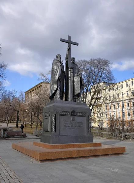 Monument to Cyril and Methodius, the holy, lighteners, creators of the Slavic alphabet, mounted on the Slavyanskaya Square — Stock Photo, Image