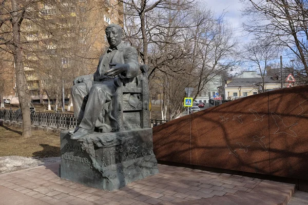 Пам'ятник Дагастані поета Рауль Гамзатова на бульварі Яауса, Орієнтир — стокове фото